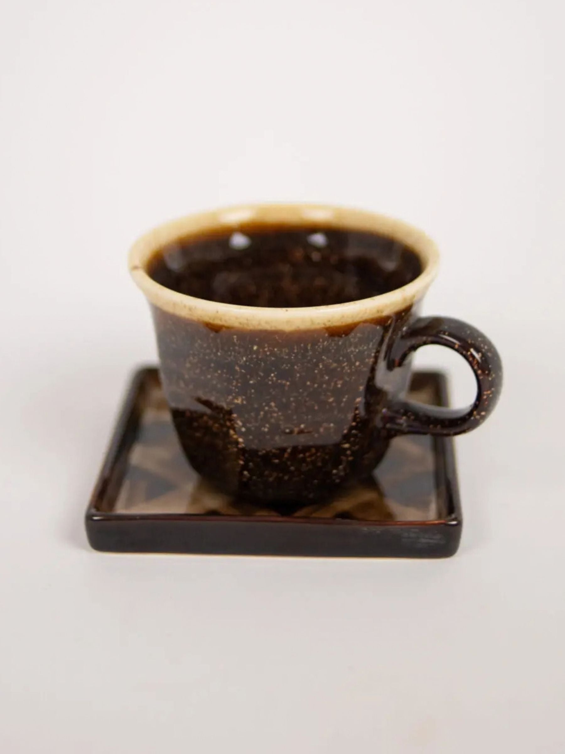 CHECK-Tasse mit Untertasse-Braun – Reunion Home