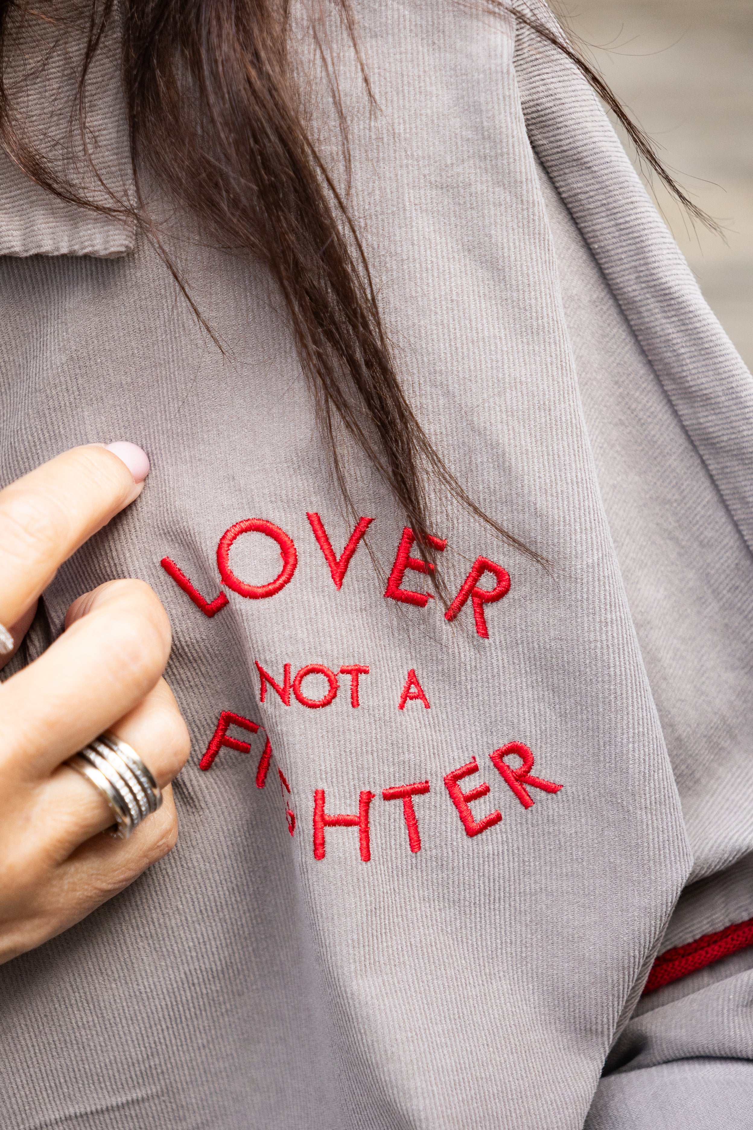 No me encanta pelear camisa, beige