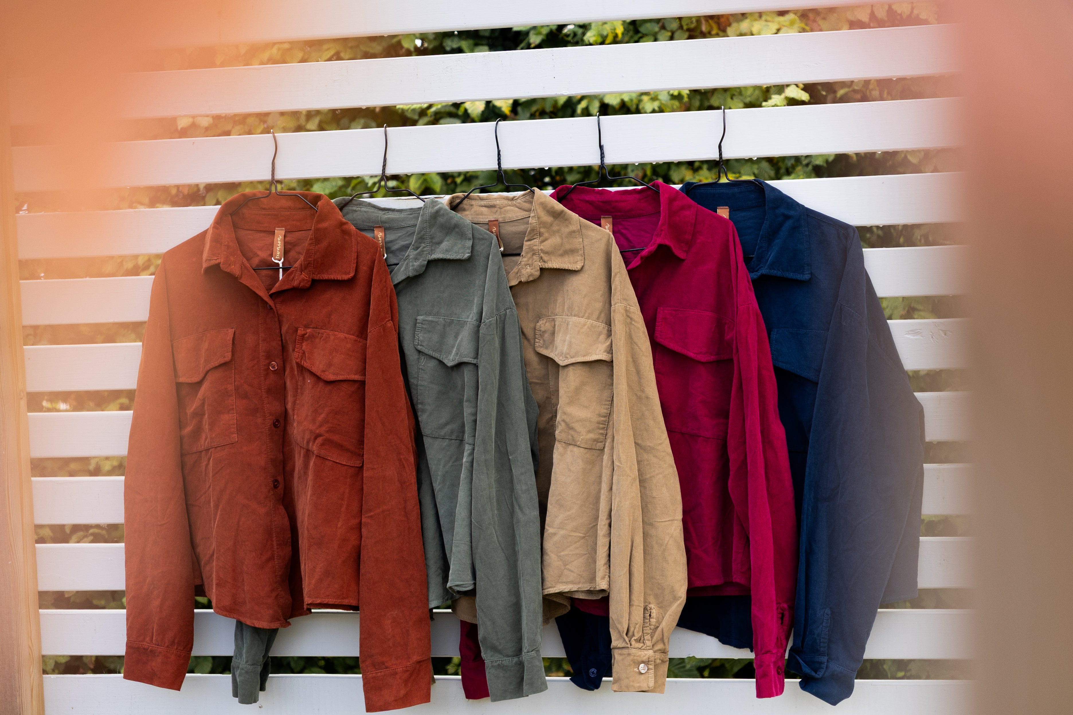 Subshirt de cable de brenda, luz de camello